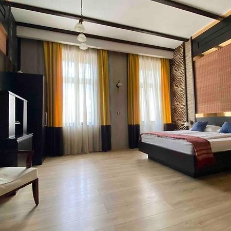 Safari Royal Apartment Oradea Exteriör bild