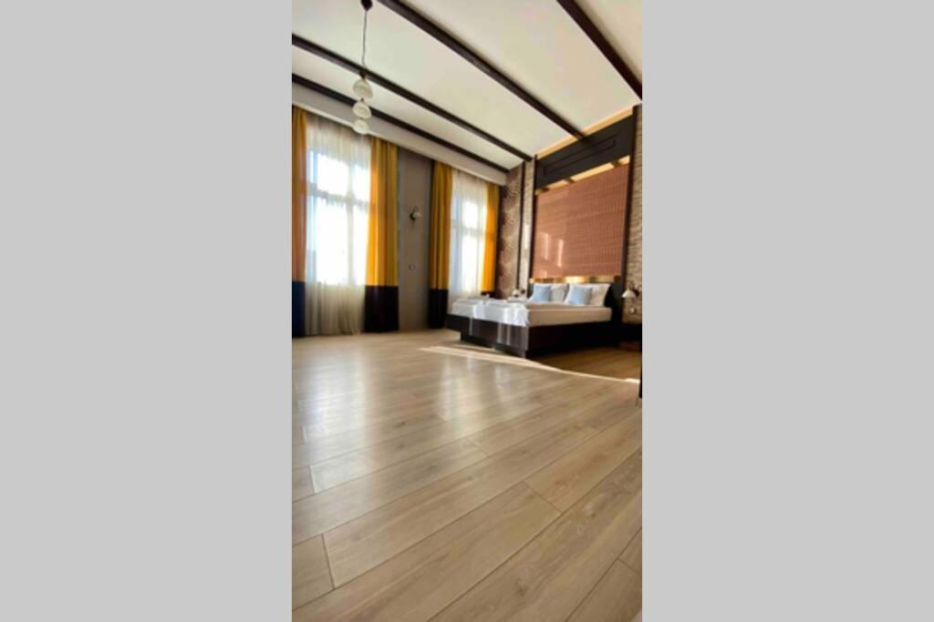 Safari Royal Apartment Oradea Exteriör bild